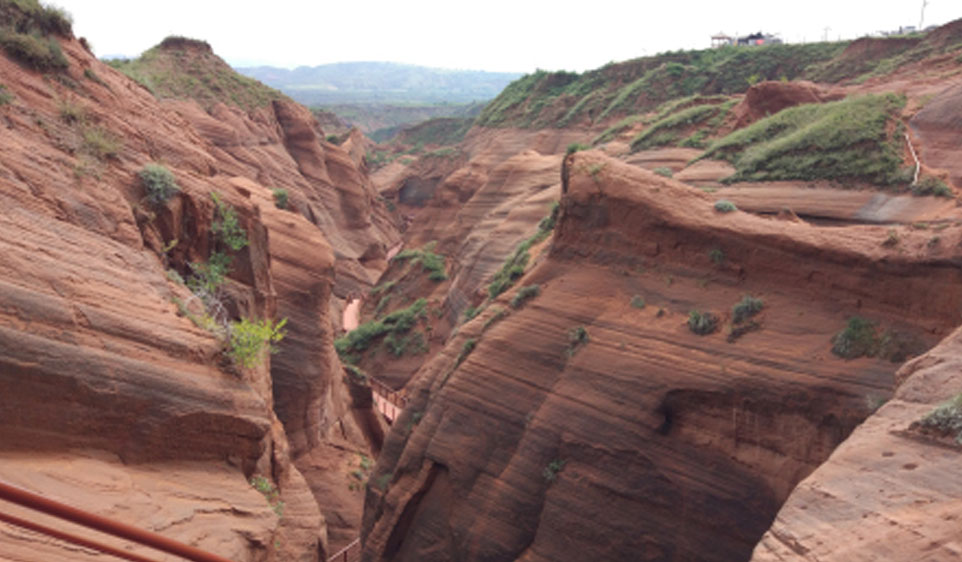 打造陕北丹霞地貌地质遗迹旅游走廊，全力服务全域旅游示范省创建工作